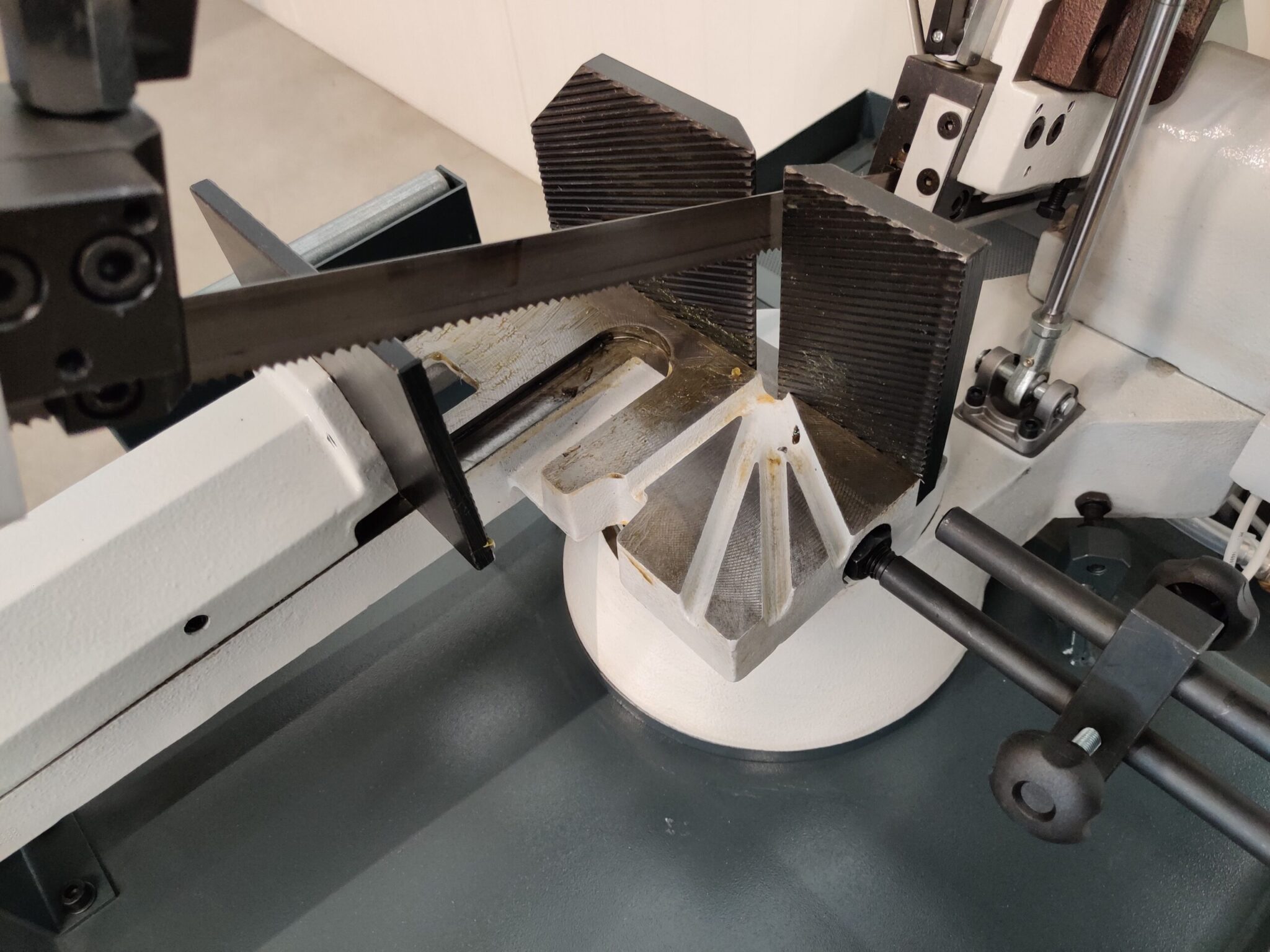 Metaallintzaagmachine met zakcilinder 400V, fabr. ISTech - type Easy221GR - Afbeelding 3